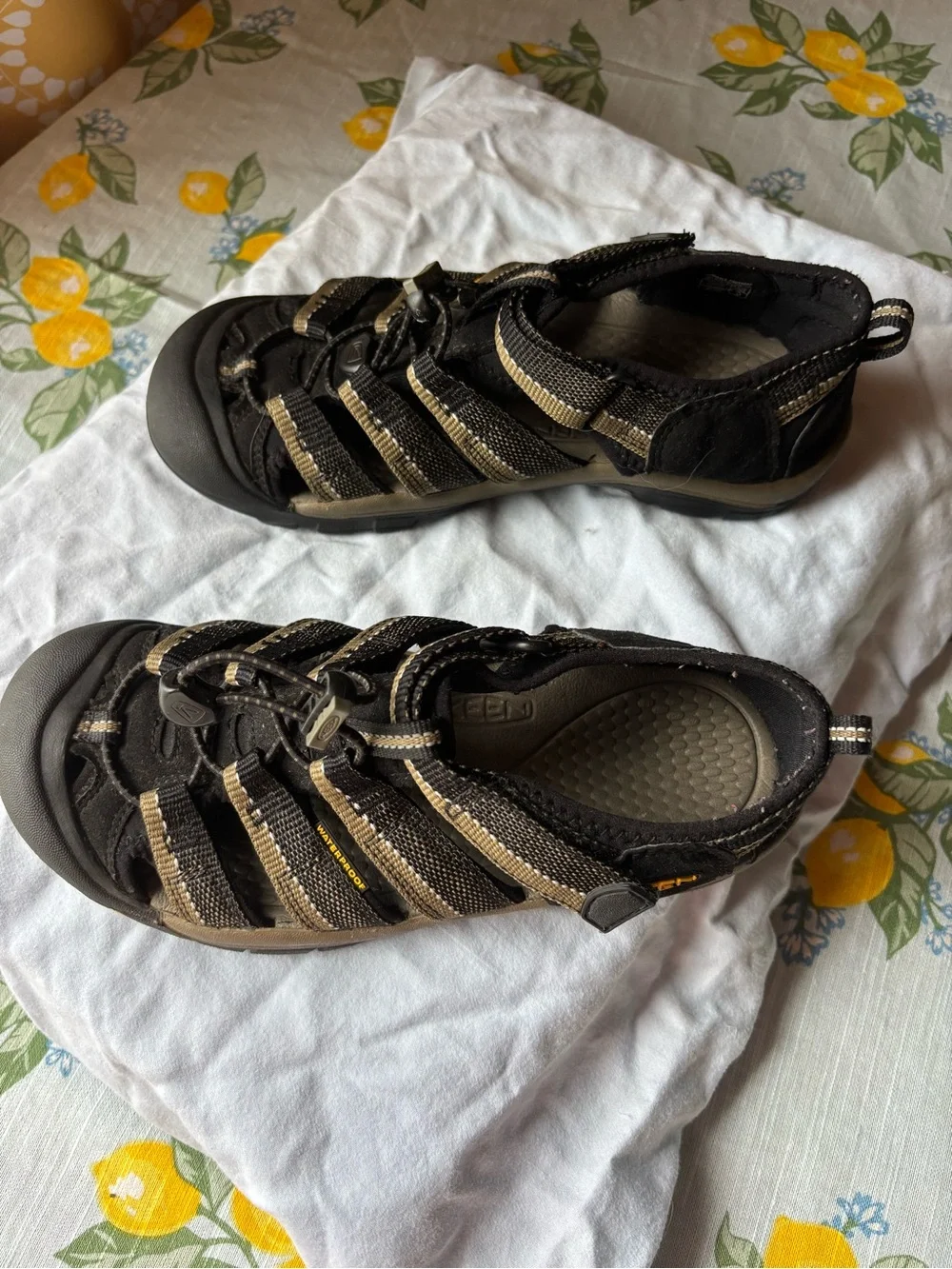 Keen women’s size 5 olive and Tan Sport Sandals